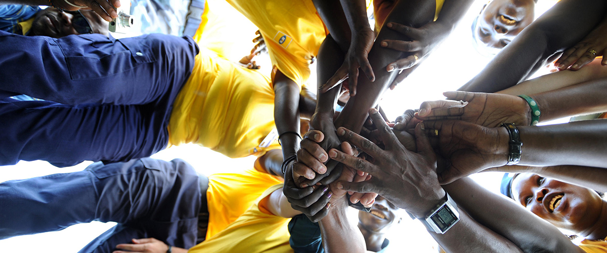 أفراد من شرطة الأمم المتحدة وشرطة جنوب السودان يشاركون في مسابقة سحب الحبال بمناسبة الإحتفال باليوم الدولي للسلام. © الأمم المتحدة / Isaac Billy