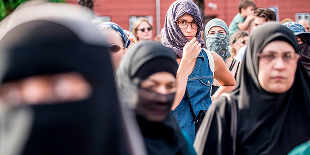 Photo of وجهات النظر الأوروبية حول الملابس التي تظهر الطبيعة الدينية للنساء المسلمات
