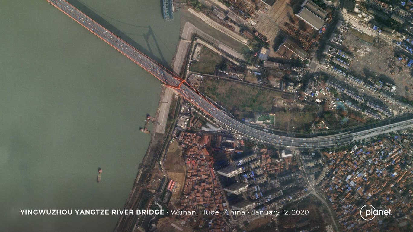 حركة المرور على أحد الجسور في مدينة ووهان الصينية قبل تطبيق الحجر الصحي