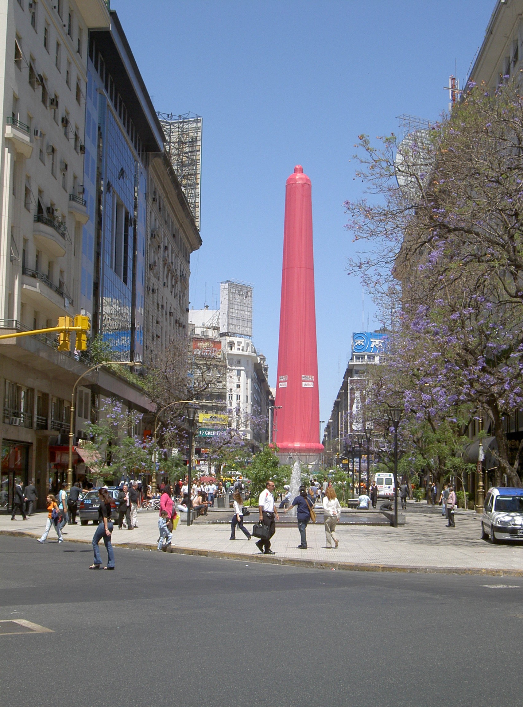 نصب لواقي ذكري بطول 67 متر في إحدى ساحات بيونس ايرس 2005  Wikimedia  