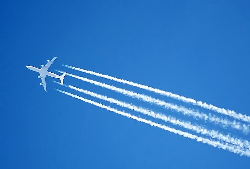 ماذا تنفث الطائرات خلفها في السماء؟ هل هي سموم أم روبوتات مراقبة؟