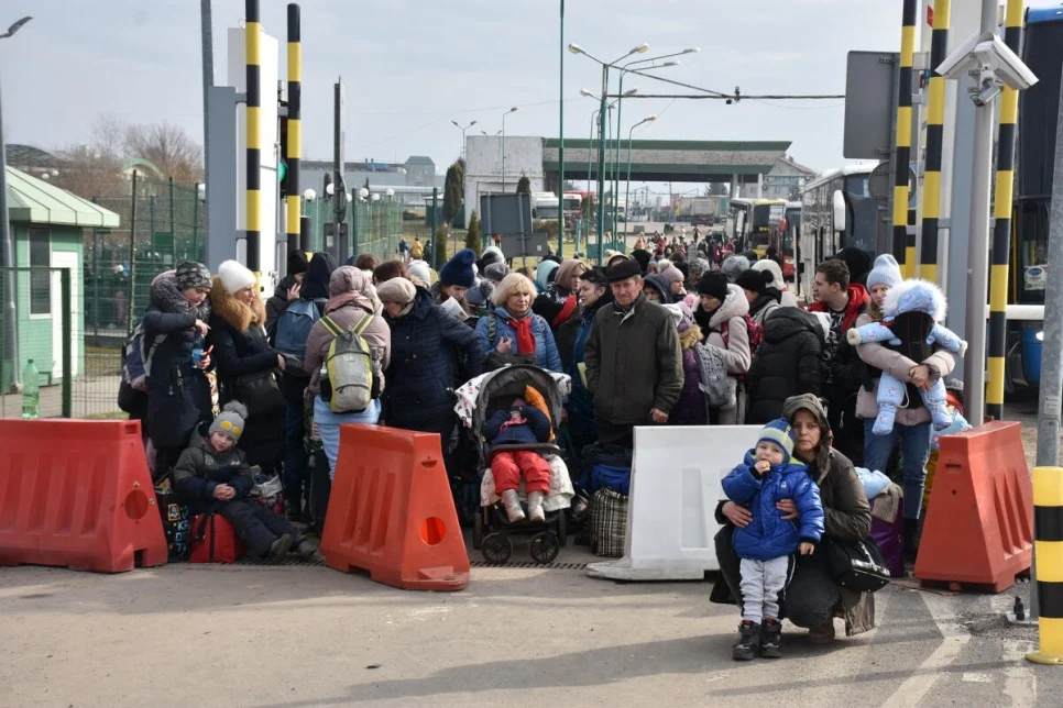 لاجئون يدخلون بولندا من أوكرانيا عند نقطة عبور ميديكا الحدودية. © UNHCRChris Melzer